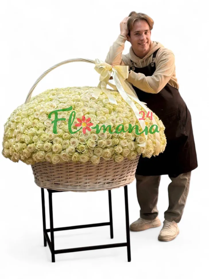 1001 белая мелкая роза в плетеной корзине Lumière de l'amour
